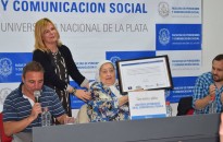 La Dra. Saintout entregándole el reconocimiento a Hebe de Bonafini