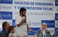 El estudiante de la Maestría que pasó al frente para entregarle un libro que evidencia las luchas sociales y políticas en Brasil